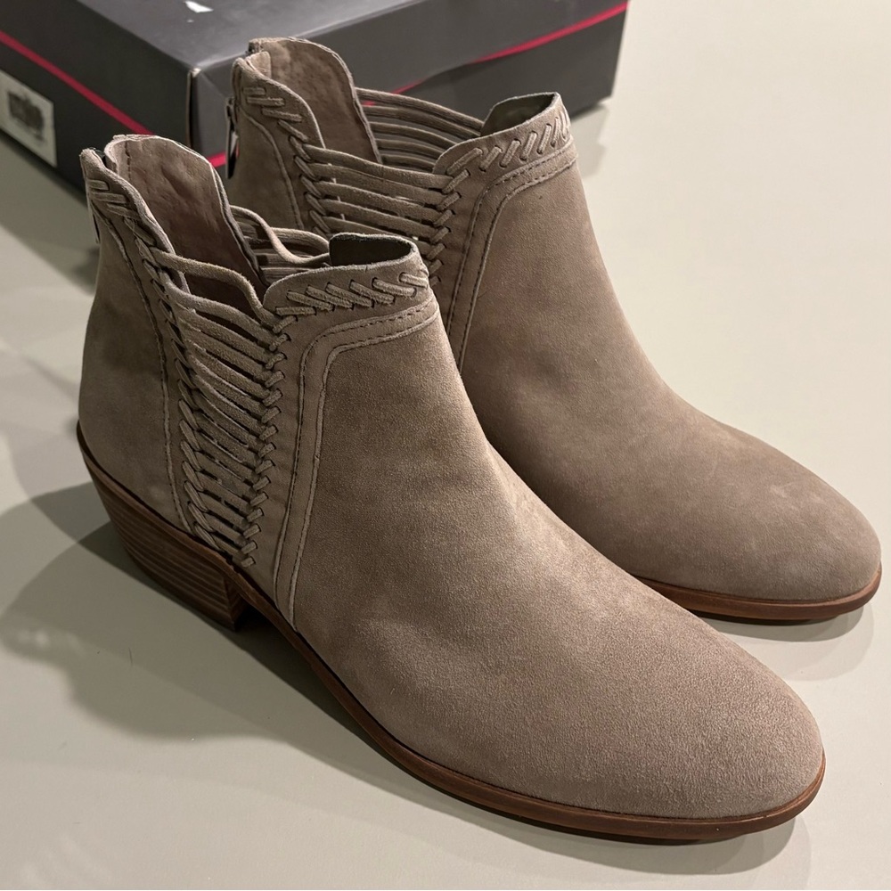 Vince Camuto Pippsy Suede Ankle Booties Cabincore Western low heel taupe - Picture 7 of 13
